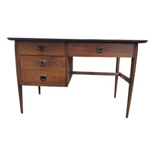 1960s Bassett Furniture Industries Mid-Century Modern Walnut Desk Designed by Leo Jiranek For Sale