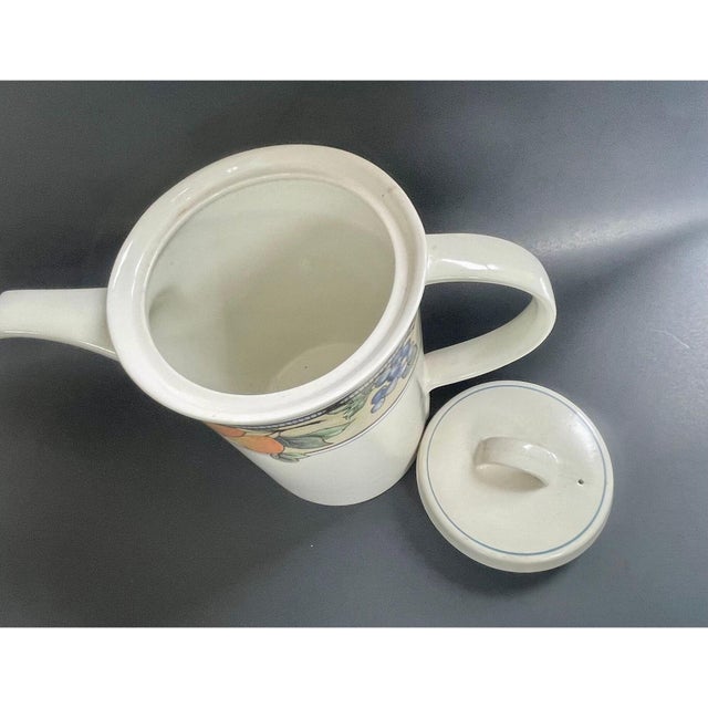 1980s Vintage Mikasa Coffee Pot With Lid – Garden Harvest Intaglio Cac29 – Fruit Motif – Stoneware For Sale - Image 5 of 7