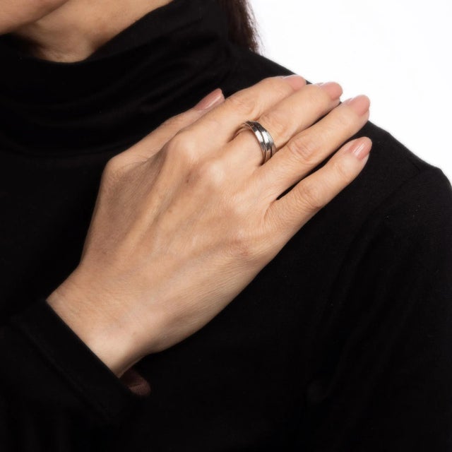 Gucci Gucci Rolling Ring Sz 6.5 Estate 18k White Gold Ridged Interlocking Bands For Sale - Image 4 of 4