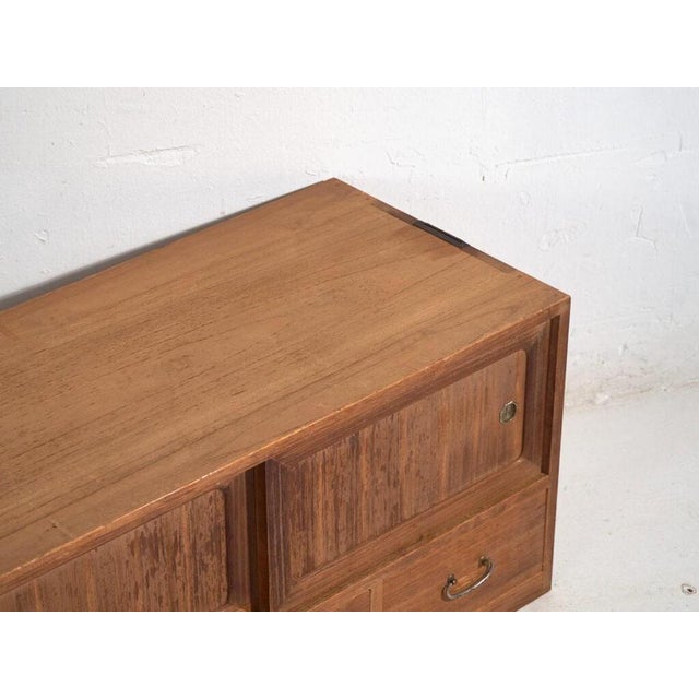 Antique low Tansu – Taishō / Showa Period (c.1920-1970)Dimensions: Length: 91 cm Depth: 43 cm Height: 44 cmStyle:...