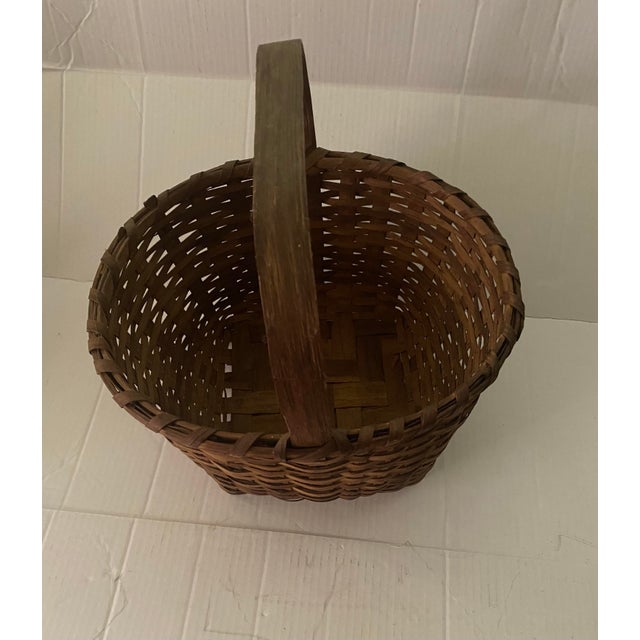 Traditional 19th Century Traditional Hand-Woven Northeastern American Wood Splint Gathering Basket. For Sale - Image 3 of 11