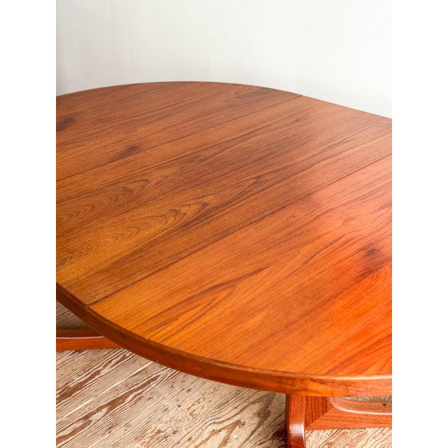 Mid-Century Modern Danish Round Teak Dining Table with Extensions For Sale - Image 6 of 18
