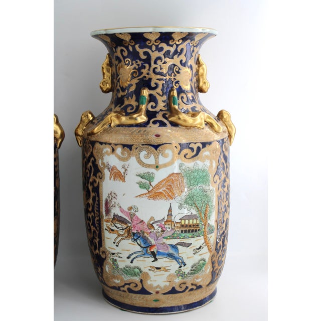 Mid 20th Century Pair Large 18" Chinese Porcelain Vases Cobalt Blue Gold Hunt Scene Chinoiserie For Sale - Image 4 of 18