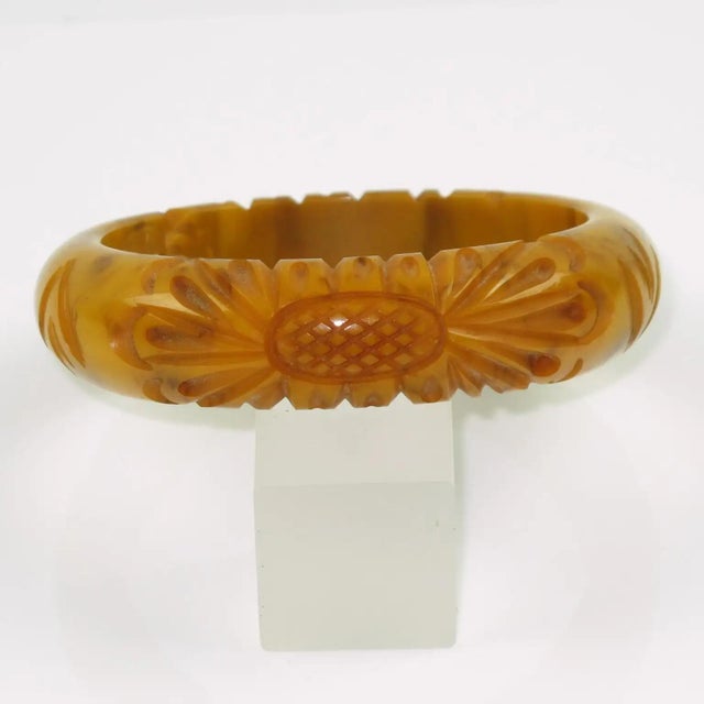 1940s Banana Brown Marble Bakelite Floral Carved Bracelet Bangle For Sale - Image 5 of 7