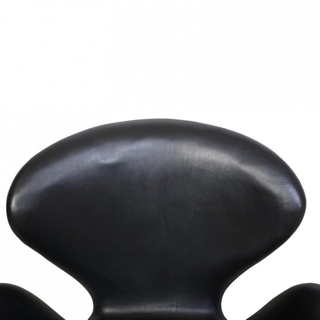Vintage Swan Chair in Black Leather by Arne Jacobsen, 1964 For Sale - Image 6 of 18