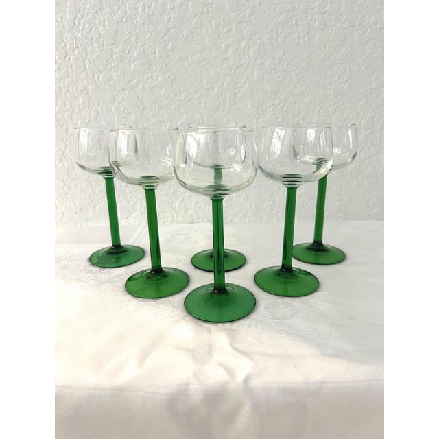 French 1980s Luminarc French Emerald Green Stemmed Wine Glasses, Set of 12 For Sale - Image 3 of 4
