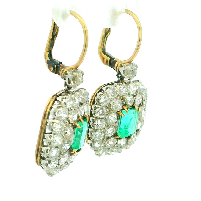 Victorian Platinum and Gold Emerald & Diamond Drop Earrings, 1890s For Sale - Image 4 of 10