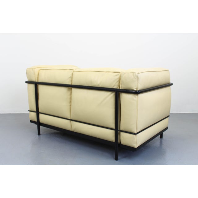 Mid-Century Modern Mid-Century Modern LC2 Two-Seater Sofa in Cream Leather by Le Corbusier Perriand Jeanneret for Cassina, Italy, 2010s For Sale - Image 3 of 11