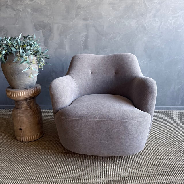 This mid-century modern swivel chair combines iconic retro styling with irresistible comfort. Wrapped in a linen fabric,...