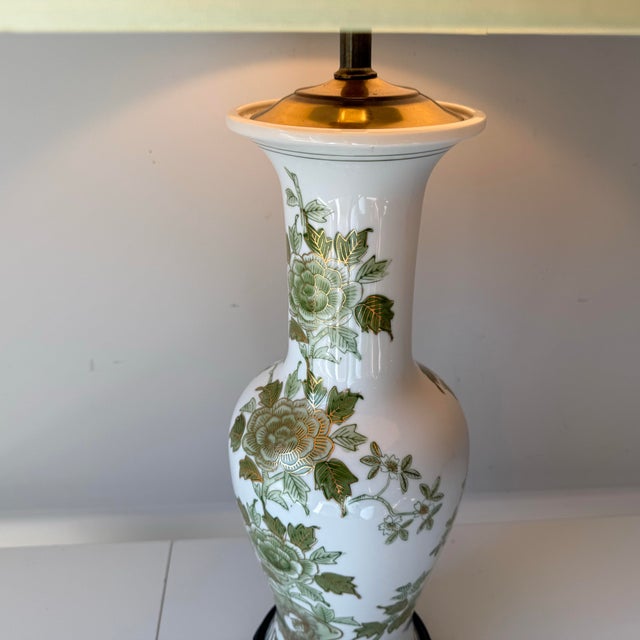 1960s Green and White Chinoiserie Porcelain Table Lamp For Sale - Image 4 of 10