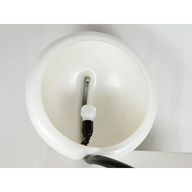 1960s Black Metal and White Acrylic Glass Serpente Table Lamp by Elio Martinelli for Martinelli Luce, 1960s For Sale - Image 5 of 15