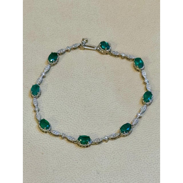 8 Oval Emeralds 3.2 Carat Emerald Tennis Bracelet 14 Karat White Gold, 7 " For Sale In New York - Image 6 of 18