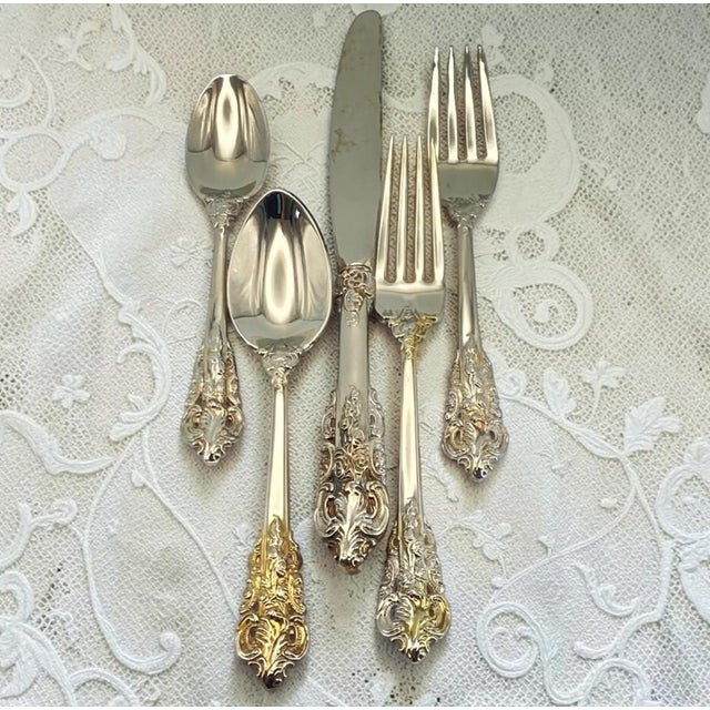 “Baroque by Godinger” Silverplate 65-Piece Flatware Set: Service for 12 With Serving Pieces and Vintage Storage Chest For Sale - Image 18 of 18