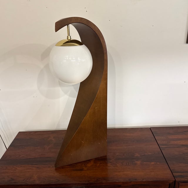 Mid Century Modern Modeline Wave Table Lamp in Walnut and Brass For Sale In Cleveland - Image 6 of 7