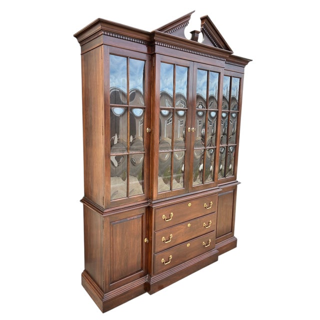 1980s Ethan Allen Breakfront Georgian Court Display Hutch China Cabinet Chippendale For Sale In Philadelphia - Image 6 of 16