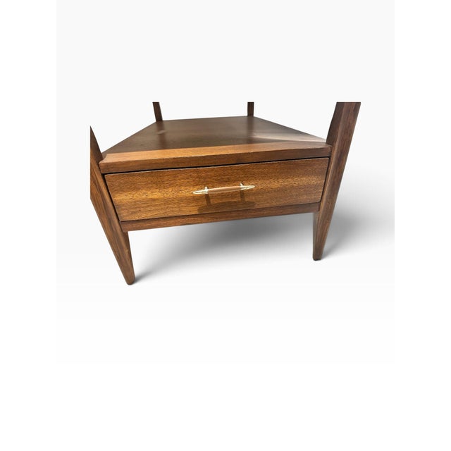 Broyhill Broyhill Saga Collection 1960’s - Restored Vintage Mid-Century Modern Walnut Two-Tier Broyhill Saga End Table With Drawer & Original Hardware - Rare For Sale - Image 4 of 12