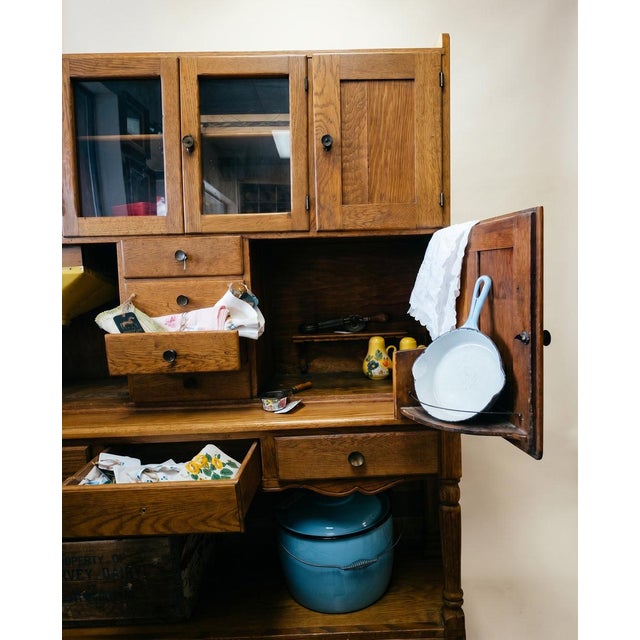 Early 20th Century Antique Oak Hoosier Cabinet With Flour Bin & Original Hardware For Sale - Image 5 of 7