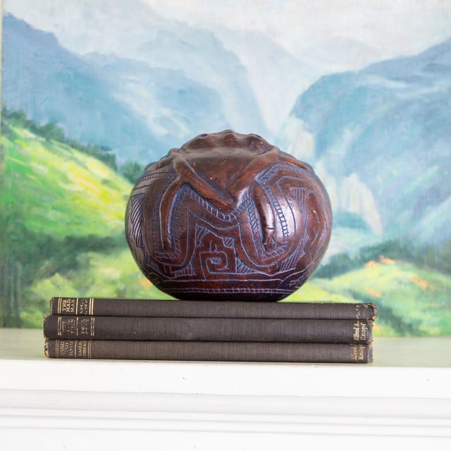 Indigenous Brazilian Reis Para Pottery Etched Ceramic Frog Bowl in Burgundy Red and Blue For Sale - Image 6 of 16