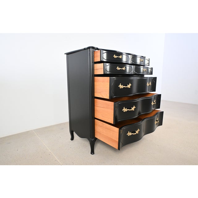 Paint Black Lacquered French Provincial Chest of Drawers With Gilt Pulls by Tomlinson | Newly Refinished For Sale - Image 7 of 18