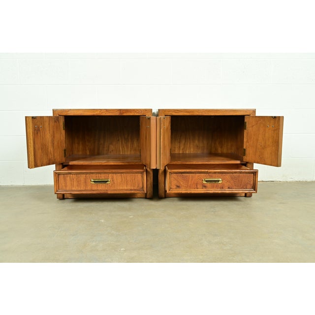 1970s Thomasville Mid-Century Modern Hollywood Regency Sculpted Walnut Campaign Nightstands, Pair For Sale - Image 5 of 17