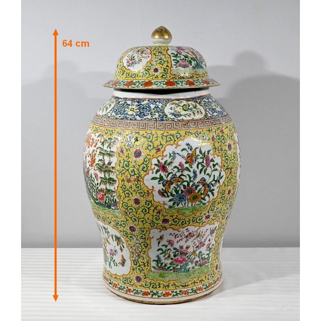 Important Potiche pains with a flat seat, in canton porcelain, dating from the end of the 19th century. The belly and the...
