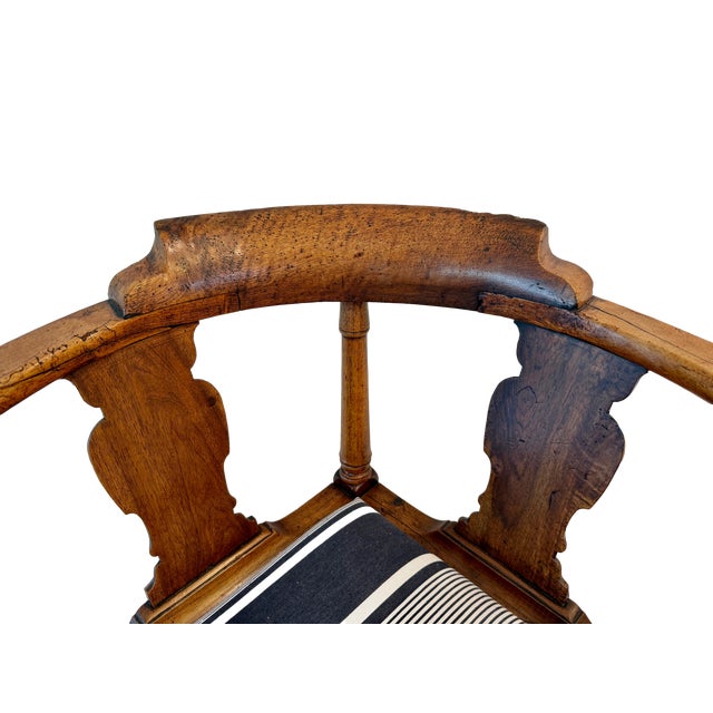 American Queen Ann Style Walnut Corner Commode Chair, Circa 1740 For Sale In Los Angeles - Image 6 of 13