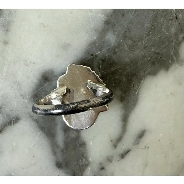 Contemporary Vintage American Turquoise and Sterling Silver Ring With Leaf Motif - Size 8.25 For Sale - Image 3 of 6