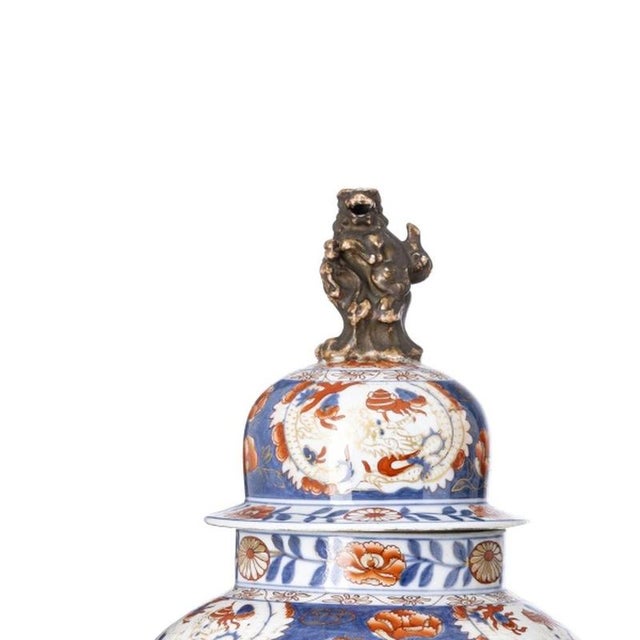 Japanese porcelain - Pair of Karashishi pots - 17th century. Made of Japanese porcelain; late 17th/early 18th century;...
