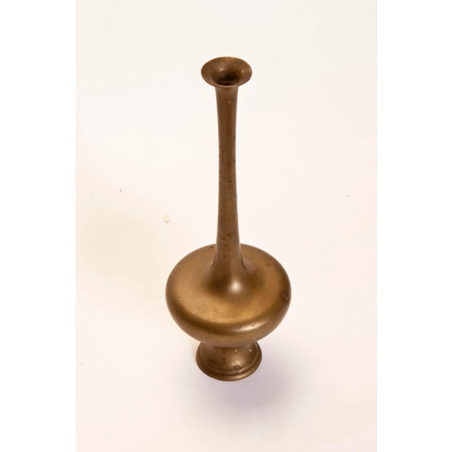Sleek brass bud vase from India. A rare structure, a fine piece.