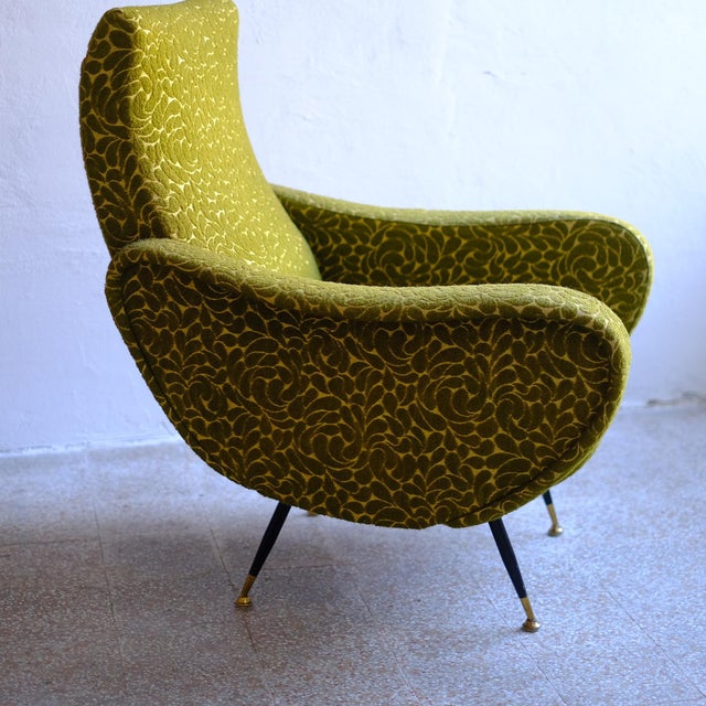 Beautiful armchair, well-maintained, with elegant and original upholstery, metal legs with brass feet. Important: As you...