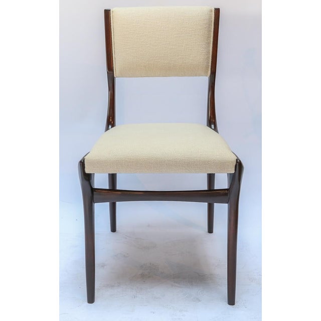 Carlo de Carli 1950s Set of 12 Carlo De Carli Attributed Dining Chairs in Ivory Linen For Sale - Image 4 of 10
