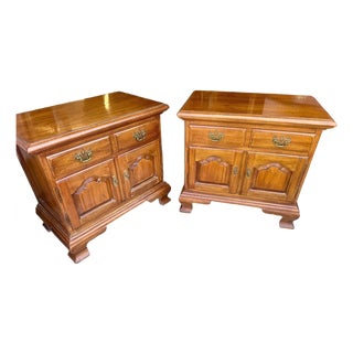 Pair of Vintage Thomasville French Country Brown Nightstands For Sale