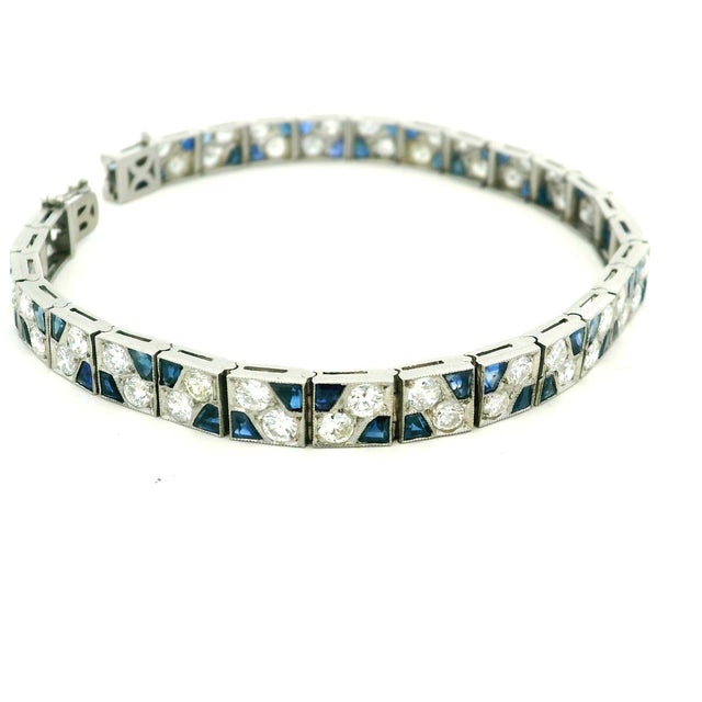 Art Deco 1940s Platinum Diamond and Sapphire Art Deco–Style Link Bracelet For Sale - Image 3 of 10