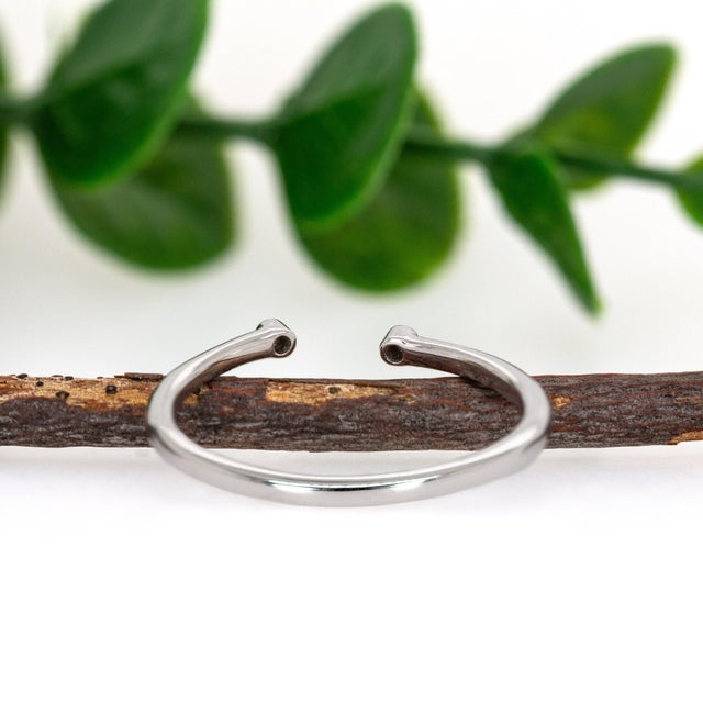 Metal 14k White Gold Open Band With Natural Diamond Accents | Stackable Ring, Size 6.75 For Sale - Image 7 of 8