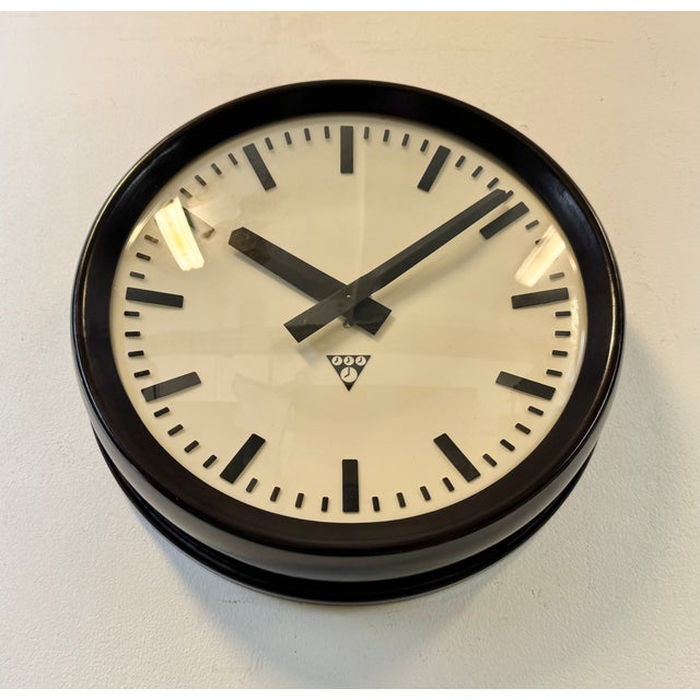Industrial Bakelite Factory Wall Clock from Pragotron, 1960s For Sale - Image 6 of 17