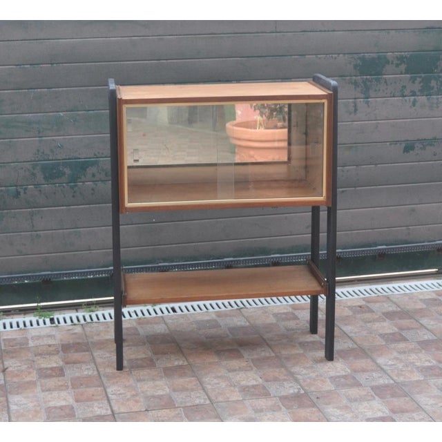 Le falta la balda de cristal interior.