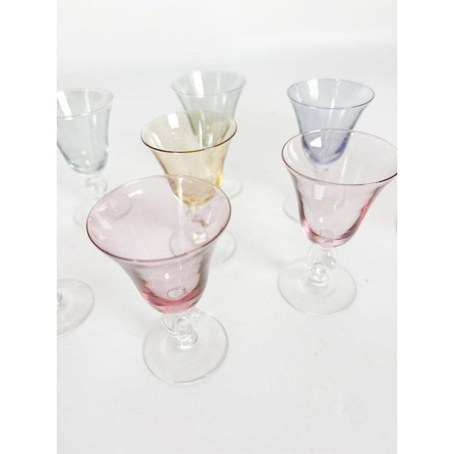 Gold 20th Century Italian Multicolored Art Glass Carafe and Glasses, Italy, Set of 8 For Sale - Image 8 of 13