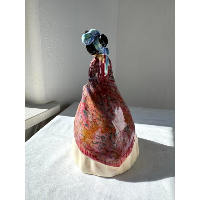 English Vintage Royal Doulton Figurine ~ “Paisley Shawl” ~ Hn 1988 For Sale - Image 3 of 11