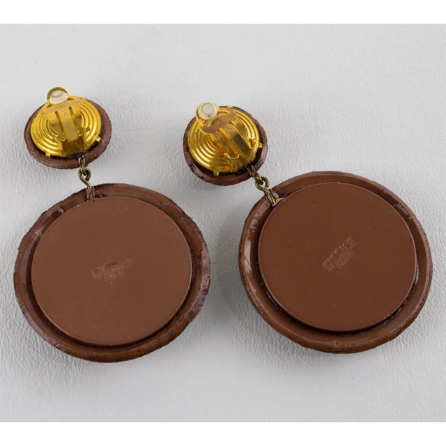 Fabrice Paris Taupe and Silver Resin Dangle Clip Earrings For Sale In Atlanta - Image 6 of 9