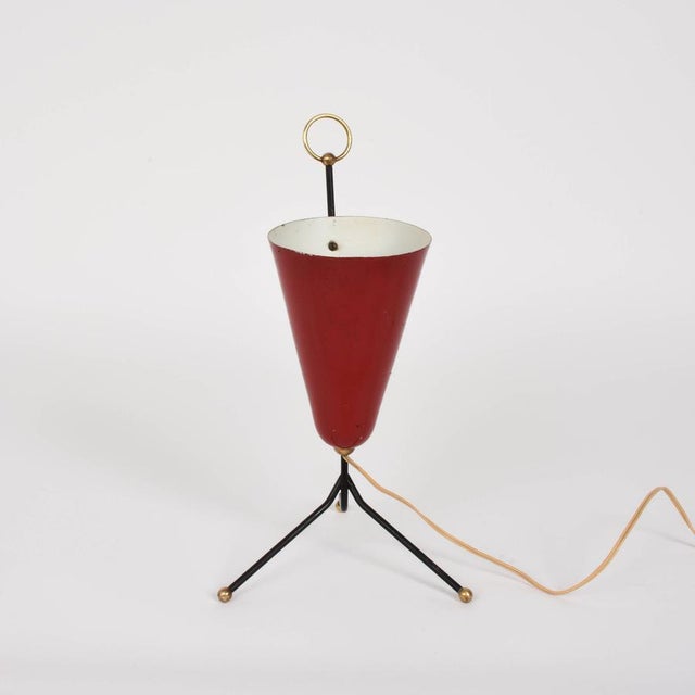 Mid-Century Modern Italian Tripod Conical Red Lacquered Metal and Brass Table Lamp, 1950s For Sale - Image 3 of 9