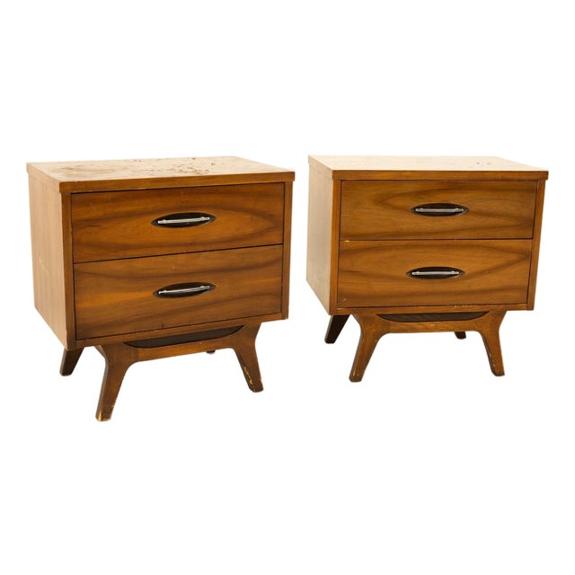 Mid-Century Modern Walnut Nightstands - Set of 2 For Sale