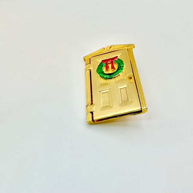 1990s Vintage Hollywood Regency Chippendale Christmas Front Door Wreath Brooch, Jonette Jewelry For Sale - Image 4 of 6