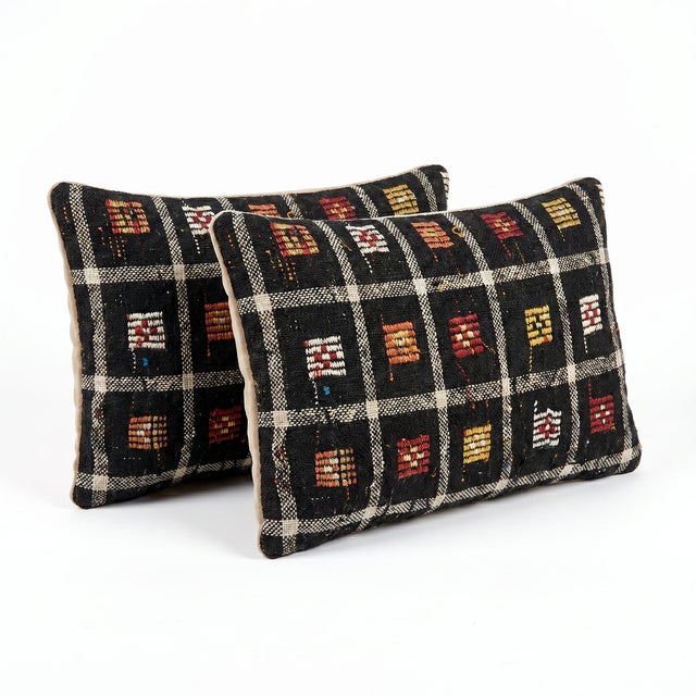 Mid-Century Modern Bohemian Lumbar Kilim Pillow Cover 16'' X 24'' - Set of Two For Sale - Image 3 of 4