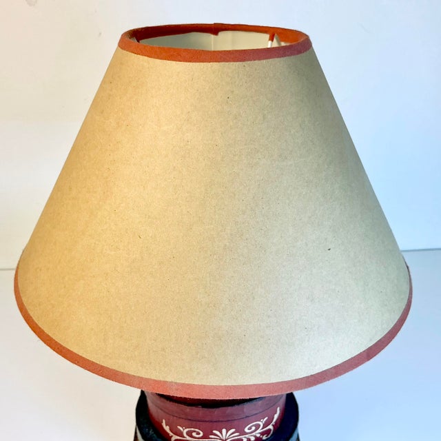 1980s Vintage Americana Farmhouse Arts & Crafts Accent Table Lamp. For Sale - Image 12 of 13