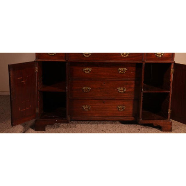18th Century Mahogany Showcase Cabinet For Sale - Image 5 of 15