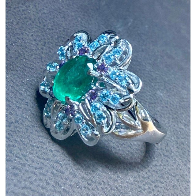 Modern 1.5 Carat Natural Oval Cut Emerald Ring With Blue Topaz & Amethyst 14 Karat Gold For Sale - Image 3 of 8
