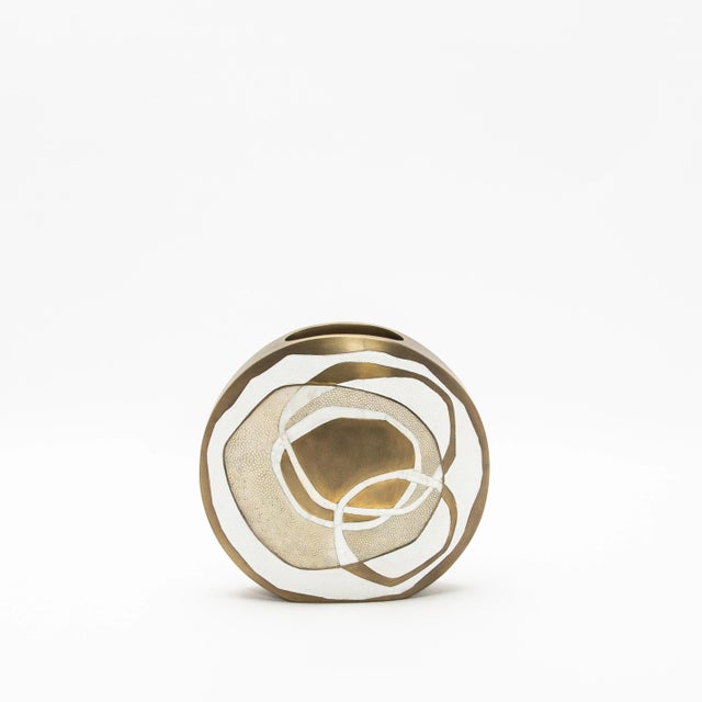 The "Vase Rose" by R&Y Augousti is a stunning creation that embodies contemporary luxury through its masterful combination...