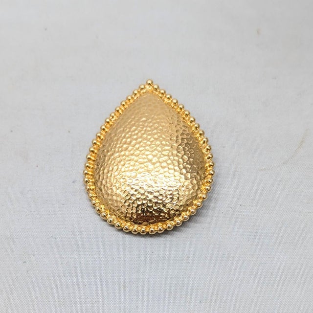 Gold Vintage C1985 Signed Monet Goldtone "Hammered" Tear Drop Shaped Brooch For Sale - Image 8 of 10