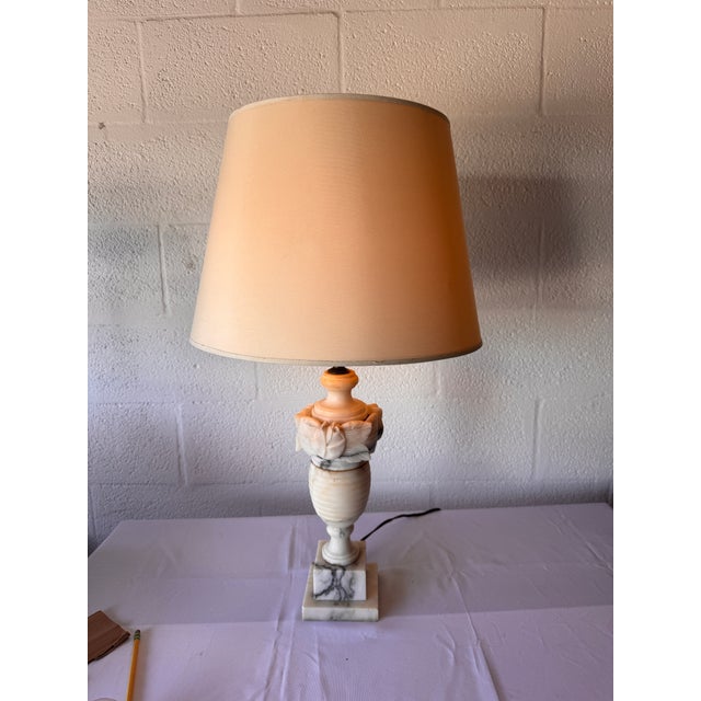 1960s MCM Carved Alabaster Urn Table or Desk Lamp With Leaf Motif For Sale In Miami - Image 6 of 12