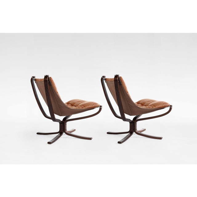 Vintage Falcon Chairs in Cognac Leather and Plywood by Sigurd Ressell for Vatne Møbler, 1970s, Set of 2 For Sale - Image 3 of 8